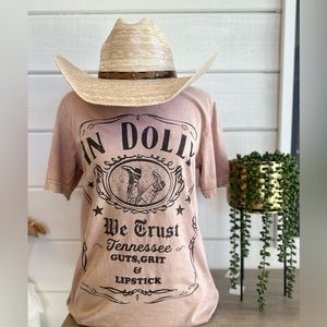 ‘In Dolly We Trust’ graphic t-Shirt